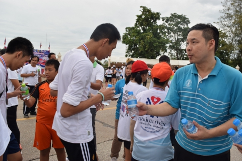 ไฟล์แนบ กปภ.สาขากำแพงเพชร มอบน้ำดื่มสนับสนุนบรรจุขวดตราสัญลักษณ์ กปภ. ในกิจกรรม วิ่งมินิมาราธอน ต่อต้านยาเสพติด RUN AGAINST DRUGS จังหวัดกำแพงเพชร 