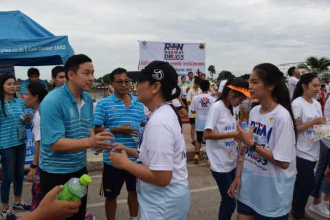 ไฟล์แนบ กปภ.สาขากำแพงเพชร มอบน้ำดื่มสนับสนุนบรรจุขวดตราสัญลักษณ์ กปภ. ในกิจกรรม วิ่งมินิมาราธอน ต่อต้านยาเสพติด RUN AGAINST DRUGS จังหวัดกำแพงเพชร 