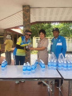 ไฟล์แนบ กปภ.สาขาเขาชัยสน  ได้มอบน้ำดื่มบรรจุขวดตราสัญลักษณ์  กปภ. สนับสนุนกิจกรรมปั่น  ๓  ล้าน  ๓  ปี