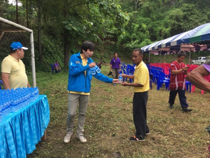 ไฟล์แนบ นายกมล ประดุงรุก ผู้จัดการการประปาส่วนภูมิภาคสาขาแม่สอด มอบหมายให้นายจตพจน์ กรุตนารถ หัวหน้างานบริการและควบคุมน้ำสูญเสีย นำทีมพนักงานในสังกัด ร่วมแจกน้ำดื่มบรรจุขวดตราสัญลักษณ์ กปภ. ให้กับประชาชนผู้มาร่วมกิจกรรม "ปลูกป่าผืนใหญ่ - เหมืองผาแดง" เพื่อเฉลิมพระเกียรติสมเด็จพระเทพรัตนราชสุดาฯ บรมราชกุมารี