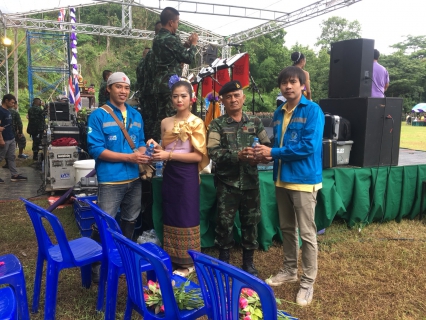 ไฟล์แนบ นายกมล ประดุงรุก ผู้จัดการการประปาส่วนภูมิภาคสาขาแม่สอด มอบหมายให้นายจตพจน์ กรุตนารถ หัวหน้างานบริการและควบคุมน้ำสูญเสีย นำทีมพนักงานในสังกัด ร่วมแจกน้ำดื่มบรรจุขวดตราสัญลักษณ์ กปภ. ให้กับประชาชนผู้มาร่วมกิจกรรม "ปลูกป่าผืนใหญ่ - เหมืองผาแดง" เพื่อเฉลิมพระเกียรติสมเด็จพระเทพรัตนราชสุดาฯ บรมราชกุมารี
