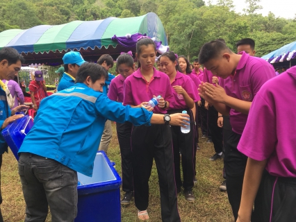ไฟล์แนบ นายกมล ประดุงรุก ผู้จัดการการประปาส่วนภูมิภาคสาขาแม่สอด มอบหมายให้นายจตพจน์ กรุตนารถ หัวหน้างานบริการและควบคุมน้ำสูญเสีย นำทีมพนักงานในสังกัด ร่วมแจกน้ำดื่มบรรจุขวดตราสัญลักษณ์ กปภ. ให้กับประชาชนผู้มาร่วมกิจกรรม "ปลูกป่าผืนใหญ่ - เหมืองผาแดง" เพื่อเฉลิมพระเกียรติสมเด็จพระเทพรัตนราชสุดาฯ บรมราชกุมารี