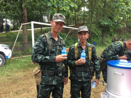 ไฟล์แนบ นายกมล ประดุงรุก ผู้จัดการการประปาส่วนภูมิภาคสาขาแม่สอด มอบหมายให้นายจตพจน์ กรุตนารถ หัวหน้างานบริการและควบคุมน้ำสูญเสีย นำทีมพนักงานในสังกัด ร่วมแจกน้ำดื่มบรรจุขวดตราสัญลักษณ์ กปภ. ให้กับประชาชนผู้มาร่วมกิจกรรม "ปลูกป่าผืนใหญ่ - เหมืองผาแดง" เพื่อเฉลิมพระเกียรติสมเด็จพระเทพรัตนราชสุดาฯ บรมราชกุมารี