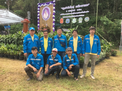 ไฟล์แนบ นายกมล ประดุงรุก ผู้จัดการการประปาส่วนภูมิภาคสาขาแม่สอด มอบหมายให้นายจตพจน์ กรุตนารถ หัวหน้างานบริการและควบคุมน้ำสูญเสีย นำทีมพนักงานในสังกัด ร่วมแจกน้ำดื่มบรรจุขวดตราสัญลักษณ์ กปภ. ให้กับประชาชนผู้มาร่วมกิจกรรม "ปลูกป่าผืนใหญ่ - เหมืองผาแดง" เพื่อเฉลิมพระเกียรติสมเด็จพระเทพรัตนราชสุดาฯ บรมราชกุมารี