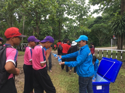 ไฟล์แนบ นายกมล ประดุงรุก ผู้จัดการการประปาส่วนภูมิภาคสาขาแม่สอด มอบหมายให้นายจตพจน์ กรุตนารถ หัวหน้างานบริการและควบคุมน้ำสูญเสีย นำทีมพนักงานในสังกัด ร่วมแจกน้ำดื่มบรรจุขวดตราสัญลักษณ์ กปภ. ให้กับประชาชนผู้มาร่วมกิจกรรม "ปลูกป่าผืนใหญ่ - เหมืองผาแดง" เพื่อเฉลิมพระเกียรติสมเด็จพระเทพรัตนราชสุดาฯ บรมราชกุมารี