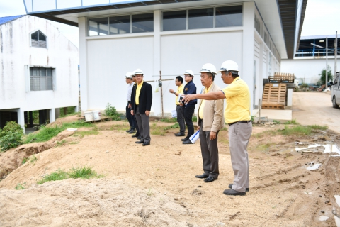 ไฟล์แนบ เมื่อเวลา 14.00 น.ของวันพฤหัสบดีที่ 12 กรกฎาคม 2561 นายประยูร รัตนเสนีย์ รองปลัดกระทรวงมหาดไทยในฐานะประธานคณะอนุกรรมการน้ำของการประปาส่วนภูมิภาค และ นายสุวพงษ์ กิติภัทย์พิบูลย์ รองผู้ว่าราชการจังหวัดตาก พร้อมคณะเข้าตรวจเยี่ยมโครงการก่อสร้างปรับปรุงขยายการประปาส่วนภูมิภาคสาขาแม่สอด ณ สถานีสูบน้ำบ้านห้วยม่วง ตำบลท่าสายลวด อำเภอแม่สอด จังหวัดตาก