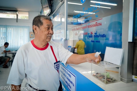 ไฟล์แนบ กปภ.บ้านฉาง 'ทุบกระปุกน้ำใจจากลูกค้า' จัดหาโต๊ะเพื่อน้อง