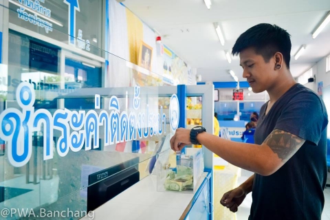 ไฟล์แนบ กปภ.บ้านฉาง 'ทุบกระปุกน้ำใจจากลูกค้า' จัดหาโต๊ะเพื่อน้อง