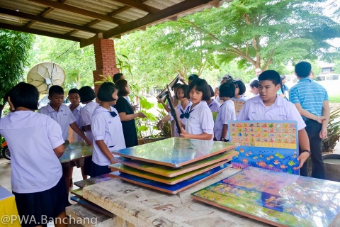 ไฟล์แนบ กปภ.บ้านฉาง 'ทุบกระปุกน้ำใจจากลูกค้า' จัดหาโต๊ะเพื่อน้อง