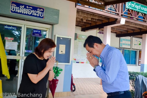 ไฟล์แนบ กปภ.บ้านฉาง 'ทุบกระปุกน้ำใจจากลูกค้า' จัดหาโต๊ะเพื่อน้อง