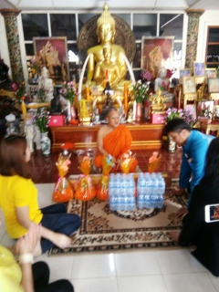 ไฟล์แนบ นางจินดา เดชเดชา หัวหน้างานอำนวยการ และ นายเกียรติพงษ์ กาญจนหย่า หัวหน้างานจัดเก็บรายได้ การประปาส่วนภูมิภาคสาขาแม่สอด นำทีมพนักงานในสังกัด นำเทียนพรรษา สังฆทาน และน้ำประปาดื่มได้บรรจุขวดตราสัญลักษณ์ กปภ.จำนวน 50 ขวด ถวายวัดอรัญเขต อำเภอแม่สอด จังหวัดตาก เนื่องในวันอาสาฬหบูชาและวันเข้าพรรษา เพื่อเป็นการรักษาประเพณีที่เคยปฏิบัติสืบต่อกันมา เมื่อเช้าวันพฤหัสบดีที่ 26 กรกฎาคม 2561 