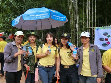 ไฟล์แนบ กปภ.สาขาพะเยาร่วมแจกน้ำดื่มในโครงการ สร้างฝายชะลอน้ำ 66 พรรษา 66 สาย 6,600 ต้น เฉลิมพระเกียรติ ในหลวงรัชกาลที่ 10 เพื่อปกป้องเทิดทูนสถาบันพระมหากษัตริย์ เสริมสร้างความปรองดองสมานฉันท์ในพื้นที่ เพื่อน้อมรำลึกในพระมหากรุณาธิคุณ และแสดงความจงรักภักดี สมเด็จพระเจ้าอยู่หัว มหาวชิราลงกรณ บดินทรเทพยวรางกูร