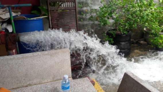 ไฟล์แนบ กปภ.สาขาสามพราน ลงพื้นที่โบว์น้ำล้างตะกอนในเส้นท่อตามหมู่บ้าน เพื่อลดปัญหาข้อร้องเรียน 