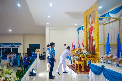 ไฟล์แนบ สาขาบ้านฉาง ร่วมพิธีถวายเครื่องราชสักการะ จุดเทียนถวายพระพรชัยมงคล สมเด็จพระนางเจ้าสิริกิติ์ พระบรมราชินีนาถ ในรัชกาลที่ ๙ 