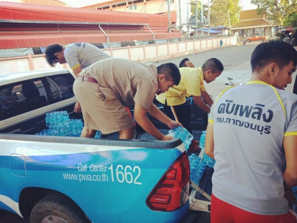 ไฟล์แนบ กปภ.สาขากาญจนบุรี ได้มอบน้ำดื่มตราสัญลักษณ์ กปภ.ให้กับตัวแทนเทศบาลเมืองกาญจนบุรี
