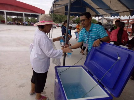 ไฟล์แนบ นายสมชาย  ตันฑุลวาณิช  ผู้จัดการการประปาส่วนภูมิภาคสาขาบางปะกงพร้อมด้วยพนักงาน         ร่วมจัดกิจกรรมน้ำดื่มแจกฟรี...ในโครงการอำเภอยิ้ม...เคลื่อนที่ครั้งที่ 2/2562   ณ วัดบางสมัคร  ต.บางสมัคร อ.บางปะกง จ.ฉะเชิงเทรา