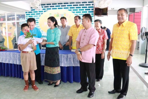 ไฟล์แนบ กปภ.สาขาสุพรรณบุรี กปภ.สาขาสุพรรณบุรี ร่วมกิจกรรมเลี้ยงอาหารกลางวันแก่น้องๆนักเรียนศูนย์การศึกษาพิเศษ เขต 5 จังหวัดสุพรรณบุรี โดยมีนายนิมิต วันไชยธนวงศ์ ผู้ว่าราชการจังหวัดสุพรรณบุรี พร้อมด้วยหัวหน้าส่วนราชการ ร่วมกิจกรรมเลี้ยงอาหารกลางวันแก่น้องๆ นักเรียนศูนย์การศึกษาพิเศษ เขต 5 ซึ่งเป็นสถานศึกษาสำหรับให้บริการแก่เด็กพิการที่มีความบกพร่องทุกประเภท ในพื้นที่เขตการศึกษา 5 ได้แก่ จังหวัดราชบุรี กาญจนบุรี เพชรบุรี สมุทรสงคราม ประจวบคีรีขันธ์ และสุพรรณบุรี พร้อมทั้งเยี่ยมให้กำลังใจแก่ผู้ปกครอง และคณะครู เจ้าหน้าที่ผู้ปฏิบัติงานประจำศูนย์ฯ