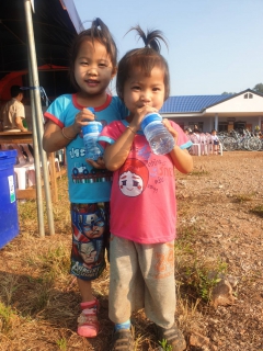 ไฟล์แนบ นายวรัตม์ฐนัน ศิริวัฒน์ ผู้จัดการการประปาส่วนภูมิภาคสาขาแม่สอด มอบหมายให้ นางจินดา เดชเดชา หัวหน้างานอำนวยการ นำทีมพนักงานในสังกัดร่วมออกหน่วยบริการตามโครงการจังหวัดเคลื่อนที่ บำบัดทุกข์ บำรุงสุข สร้างรอยยิ้มให้ประชาชน จังหวัดตาก ประจำปี 2562 เมื่อเช้าวันพฤหัสบดีที่ 21 กุมภาพันธ์ 2562 ตั้งแต่เวลา 08.30 น. ณ ศูนย์พัฒนาเด็กเล็กบ้านปางวัว บ้านปางวัว หมู่ที่ 12 ตำบลมหาวัน อำเภอแม่สอด จังหวัดตาก  