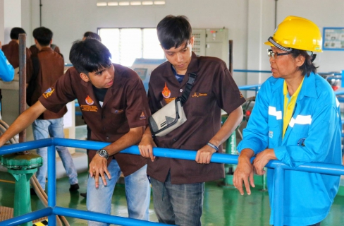 ไฟล์แนบ กปภ.สาขาปทุมธานี ให้การต้อนรับอาจารย์และคณะนักศึกษาจากมหาวิทยาลัยเทคโนโลยีราชมงคลธัญบุรี ในการเข้าเยี่ยมชมศึกษาดูงาน ณ สถานีผลิตน้ำของ กปภ.สาขาปทุมธานี 
