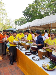 ไฟล์แนบ กปภ.สาขาขอนแก่น(ชั้นพิเศษ)สนับสนุนน้ำดื่มตราสัญลักษณ์กปภ.ร่วมประเพณีทำบุญตักบาตร และตบประทายศาลเจ้าแม่สองนาง