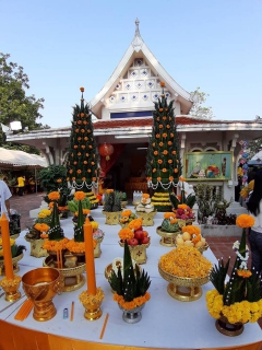 ไฟล์แนบ กปภ.สาขาขอนแก่น(ชั้นพิเศษ)สนับสนุนน้ำดื่มตราสัญลักษณ์กปภ.ร่วมประเพณีทำบุญตักบาตร และตบประทายศาลเจ้าแม่สองนาง