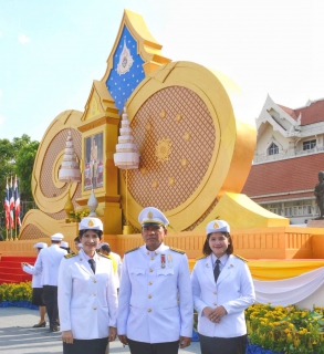 ไฟล์แนบ กปภ.สาขาปทุมธานี ร่วมพิธีเปิดกรวยถวายราชสักการะหน้าพระบรมฉายาลักษณ์พระบาทสมเด็จพระเจ้าอยู่หัว ในพิธีถวายพระพรชัยมงคล เนื่องในการพระราชพิธีบรมราชาภิเษก