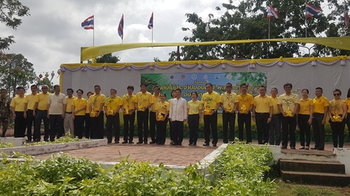 ไฟล์แนบ นายอรรษิษฐ์ สัมพันธรัตน์ ผู้ว่าราชการจังหวัดลำพูน ได้มอบต้นไม้ "ต้นรวงผึ้ง"ต้นไม้ ประจำรัชกาลที่ 10 ให้กับการประปาส่วนภูมิภาคสาขาลำพูน โดยนายนพดล ปั้นรัตน์ ผู้จัดการการประปาส่วนภูมิภาคสาขาลำพูน เป็นตัวแทนรับมอบ เพื่อนำไปปลูกไว้ ประจำหน่วยงาน เนื่องในวันต้นไม้ประจำปีของชาติ พ.ศ. 2562
