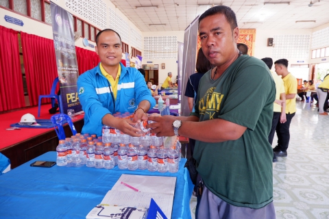 ไฟล์แนบ กปภ.สาขาสมุทรสงคราม  เข้าร่วมโครงการสร้างเสริมความจงรักภักดีต่อสถาบัน บำบัดทุกข์ บำรุงสุข สร้างรอยยิ้มให้ประชาชน