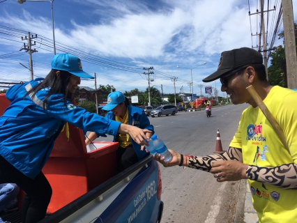 ไฟล์แนบ กปภ.สาขาสมุทรสงคราม สนับสนุนน้ำดื่มบรรจุขวดตราสัญลักษณ์ กปภ.ในกิจกรรม โครงการ "1 จังหวัด 1 ถนนเฉลิมพระเกียรติ" 