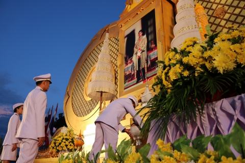 ไฟล์แนบ กปภ.สาขาสมุทรสงคราม ร่วมพิธีถวายเครื่องราชสักการะพุ่มทอง พุ่มเงิน และจุดเทียนชัยถวายพระพรชัยมงคล บริเวณซุ้มเฉลิมพระเกียรติหน้าพระบรมฉายาลักษณ์พระบาทสมเด็จพระเจ้าอยู่หัว 