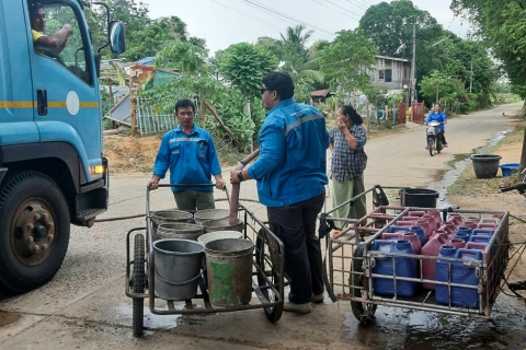 ไฟล์แนบ กปภ. ส่งรถบรรทุกออกแจกจ่ายน้ำช่วยเหลือประชาชนจากภาวะฝนทิ้งช่วง
