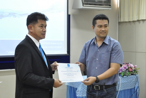ไฟล์แนบ ผู้อำนวยการกองระบบจำหน่าย มอบใบประกาศแก่ผู้เข้ารับการฝึกอบรมในหลักสูตร การควบคุมน้ำสูญเสียขั้นพื้นฐาน 