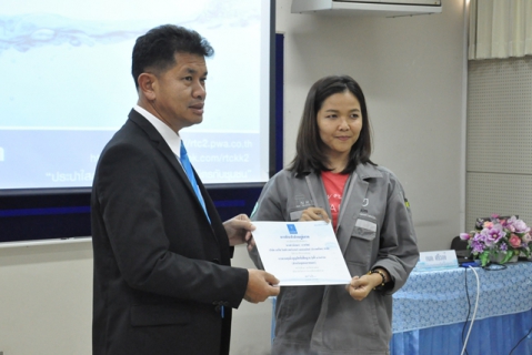 ไฟล์แนบ ผู้อำนวยการกองระบบจำหน่าย มอบใบประกาศแก่ผู้เข้ารับการฝึกอบรมในหลักสูตร การควบคุมน้ำสูญเสียขั้นพื้นฐาน 