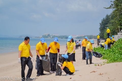 ไฟล์แนบ สาขาบ้านฉาง "ทำความ ดี ด้วยหัวใจ" ร่วมพัฒนาชายหาดน้ำริน