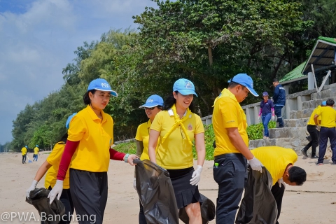ไฟล์แนบ สาขาบ้านฉาง "ทำความ ดี ด้วยหัวใจ" ร่วมพัฒนาชายหาดน้ำริน
