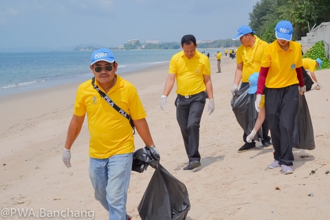 ไฟล์แนบ สาขาบ้านฉาง "ทำความ ดี ด้วยหัวใจ" ร่วมพัฒนาชายหาดน้ำริน