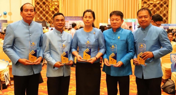 ไฟล์แนบ กปภ.สาขาอ่าวลึก เข้ารับมอบโล่ และตรารับรองมาตรฐานศูนย์ราชการสะดวก (GECC) ประจำปี 2562