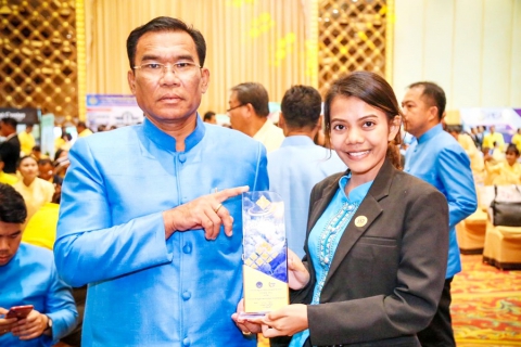 ไฟล์แนบ กปภ. สาขาปทุมธานี รับมอบโล่และตรารับรองมาตรฐานการให้บริการของศูนย์ราชการสะดวก (GECC) ประจำปี 2562 จาก นายเทวัญ ลิปตพัลลภ รัฐมนตรีประจำสำนักนายกรัฐมนตรี 