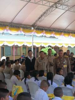 ไฟล์แนบ การประปาส่วนภูมิภาคสาขาชุมพรร่วมสนับสนุนน้ำดื่มบรรจุขวดตราสัญลักษณ์ กปภ.ในกิจกรรมอัญเชิญของพระราชทานมอบให้แก่เด็กนักเรียน