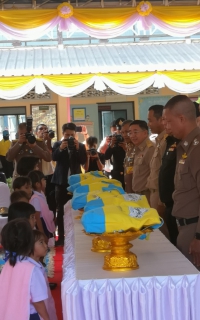 ไฟล์แนบ การประปาส่วนภูมิภาคสาขาชุมพรร่วมสนับสนุนน้ำดื่มบรรจุขวดตราสัญลักษณ์ กปภ.ในกิจกรรมอัญเชิญของพระราชทานมอบให้แก่เด็กนักเรียน