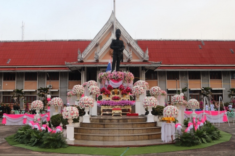 ไฟล์แนบ การประปาส่วนภูมิภาคสาขาน่าน โดยนายเรืองเดช ริกากรณ์ ผู้จัดการการประปาส่วนภูมิภาคสาขาน่าน มอบหมายให้นายผดุง เชียงหนุ้น หัวหน้างาน 8 งานอำนวยการ และพนักงาน ในสังกัดงาน เข้าร่วมพิธีวางพวงมาลาและถวายบังคม