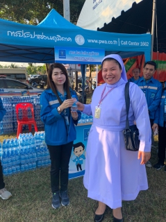 ไฟล์แนบ กปภ.สาขาสามพราน ตั้งจุดบริการน้ำดื่มตราสัญลักษณ์ กปภ. เพื่อบริการประชาชนที่เดินทางเข้าร่วมรับเสด็จสมเด็จพระสันตะปาปาฟรานซิส ประมุขแห่งคริสตจักรนิกายคาทอลิก ณ บริเวณหน้าวัดคาทอลิกนักบุญเปโตร อ.สามพราน จ.นครปฐม