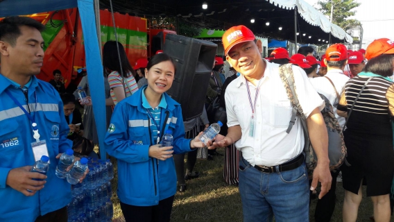 ไฟล์แนบ กปภ.สาขาสามพราน ตั้งจุดบริการน้ำดื่มตราสัญลักษณ์ กปภ. เพื่อบริการประชาชนที่เดินทางเข้าร่วมรับเสด็จสมเด็จพระสันตะปาปาฟรานซิส ประมุขแห่งคริสตจักรนิกายคาทอลิก ณ บริเวณหน้าวัดคาทอลิกนักบุญเปโตร อ.สามพราน จ.นครปฐม