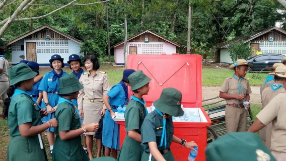 ไฟล์แนบ การประปาส่วนภูมิภาคสาขากระบี่ ร่วมพิธีวันสมเด็จพระมหาธีรราชเจ้า ประจำปี 2562 พร้อมสนับสนุนน้ำดื่มบรรจุขวดตราสัญลักษณ์ กปภ. เพื่อใช้ในกิจกรรม