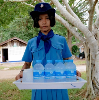 ไฟล์แนบ การประปาส่วนภูมิภาคสาขากระบี่ ร่วมพิธีวันสมเด็จพระมหาธีรราชเจ้า ประจำปี 2562 พร้อมสนับสนุนน้ำดื่มบรรจุขวดตราสัญลักษณ์ กปภ. เพื่อใช้ในกิจกรรม