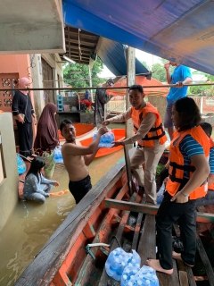 ไฟล์แนบ การประปาส่วนภูมิภาคสาขาสุไหง โก-ลก โดยผู้จัดการอดิศักดิ์ มรรคาเขตต์ พร้อมด้วยหัวหน้างานและพนักงานในสังกัด มอบน้ำดื่มบรรจุขวด ตราสัญลักษณ์ "กปภ."