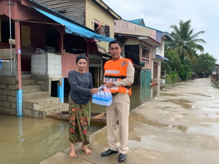 ไฟล์แนบ การประปาส่วนภูมิภาคสาขาสุไหง โก-ลก โดยผู้จัดการอดิศักดิ์ มรรคาเขตต์ พร้อมด้วยหัวหน้างานและพนักงานในสังกัด มอบน้ำดื่มบรรจุขวด ตราสัญลักษณ์ "กปภ."
