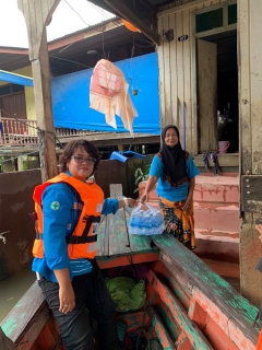 ไฟล์แนบ การประปาส่วนภูมิภาคสาขาสุไหง โก-ลก โดยผู้จัดการอดิศักดิ์ มรรคาเขตต์ พร้อมด้วยหัวหน้างานและพนักงานในสังกัด มอบน้ำดื่มบรรจุขวด ตราสัญลักษณ์ "กปภ."