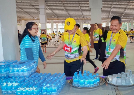 ไฟล์แนบ กปภ.สาขาตราดร่วมสนับสนุนน้ำดื่มตราสัญลักษณ์กปภ.ในโครงการสานพลังท้องถิ่นไทย ถวายพ่อของแผ่นดิน เดิน  วิ่ง มินิฮาล์ฟ มาราธอนเฉลิมพระเกียรติ 