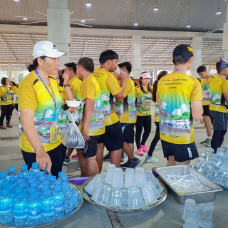 ไฟล์แนบ กปภ.สาขาตราดร่วมสนับสนุนน้ำดื่มตราสัญลักษณ์กปภ.ในโครงการสานพลังท้องถิ่นไทย ถวายพ่อของแผ่นดิน เดิน  วิ่ง มินิฮาล์ฟ มาราธอนเฉลิมพระเกียรติ 